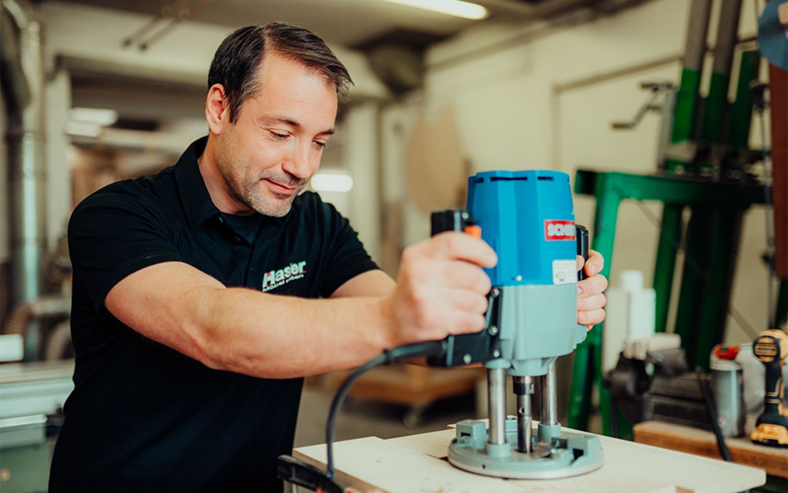 hasler-werkstatt-mitarbeiter-Baumkantentisch