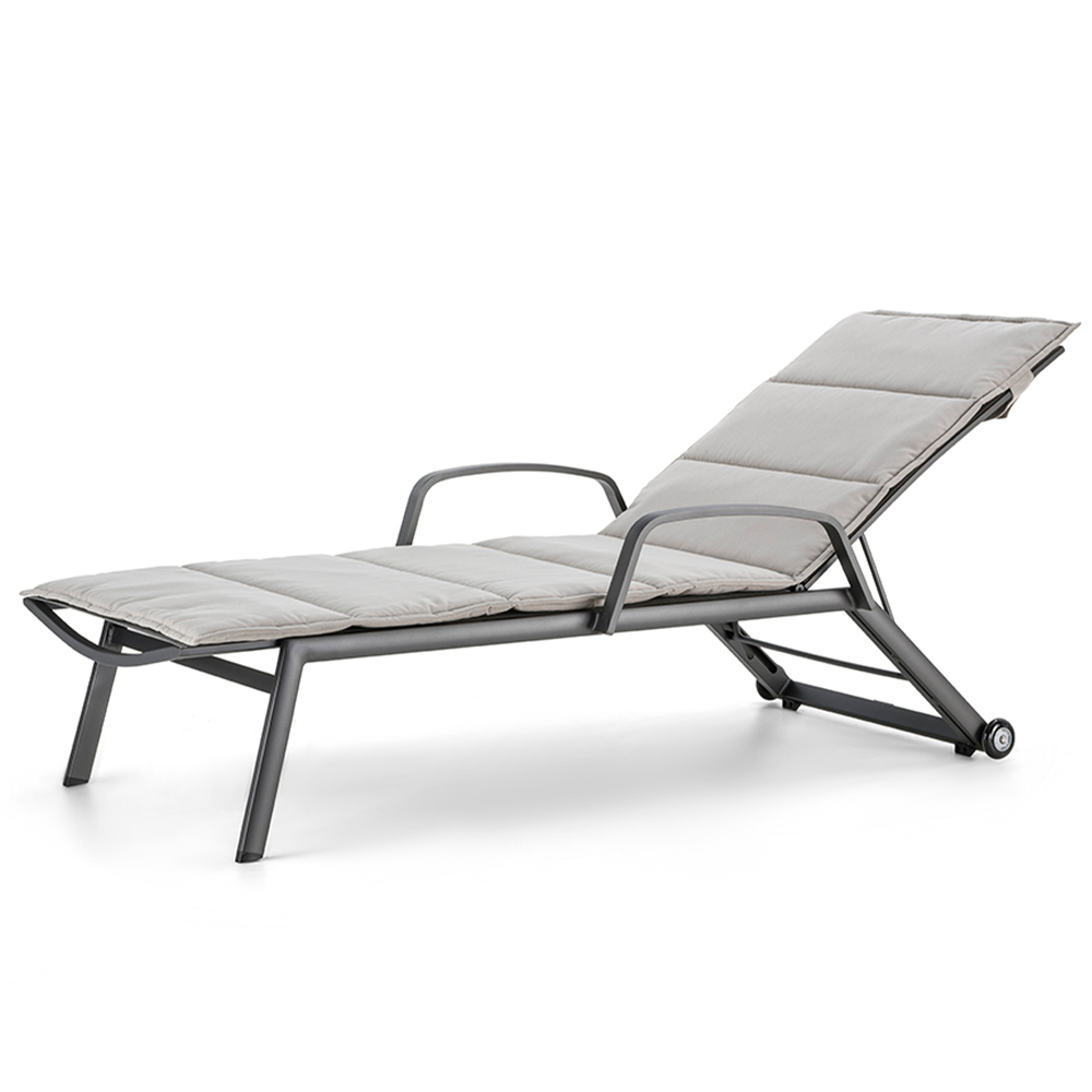 MALAGA Liegestuhl mit Armlehnen_hasler