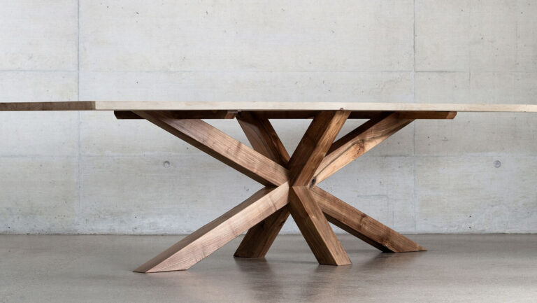 Brione Manufakturtisch von H. Hasler AG – Design-Esstisch mit massivem Holz-Kreuzgestell und hochwertiger Tischplatte