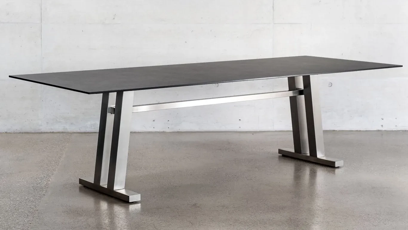 Tisch Palou von H. Hasler AG – moderner Outdoor-Esstisch mit Metallgestell und Premiumverbundplatte, wetterfest für Terrasse und Garten