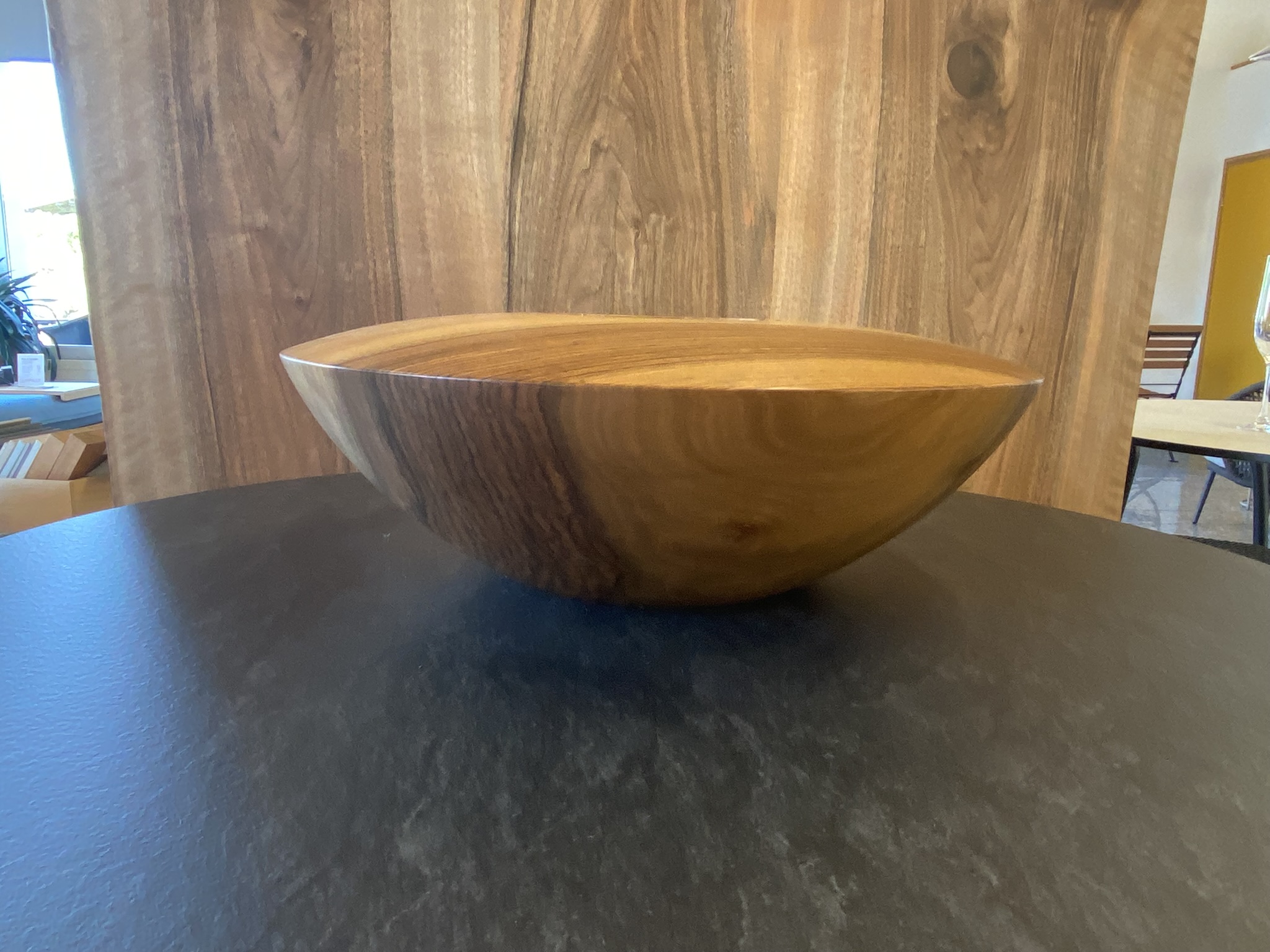 Grosses Hohlgefäss - Schweizer Nussbaum