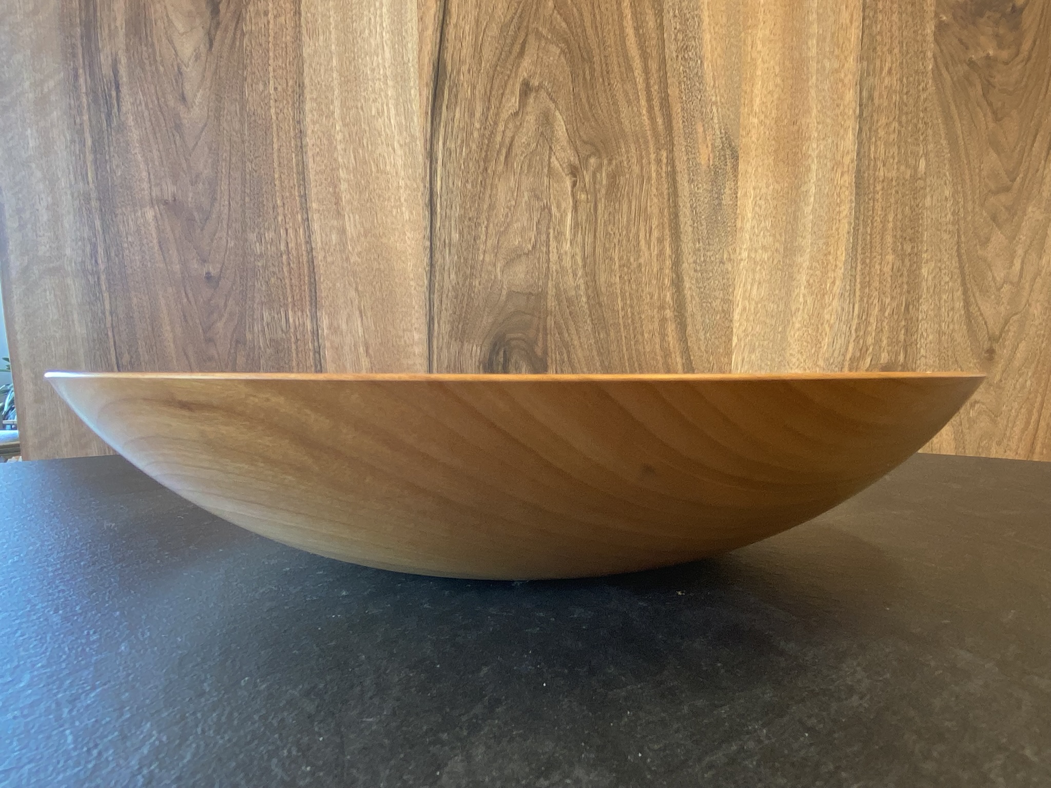 Hölzerne Schale vor Holzwand.