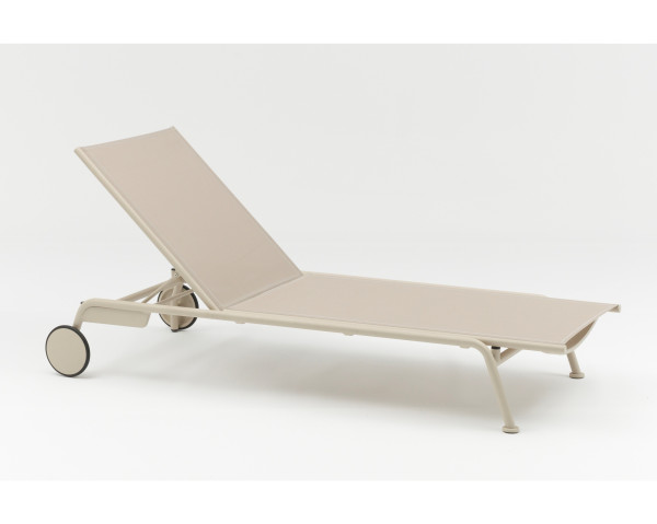 Beige Sonnenliege mit Rädern