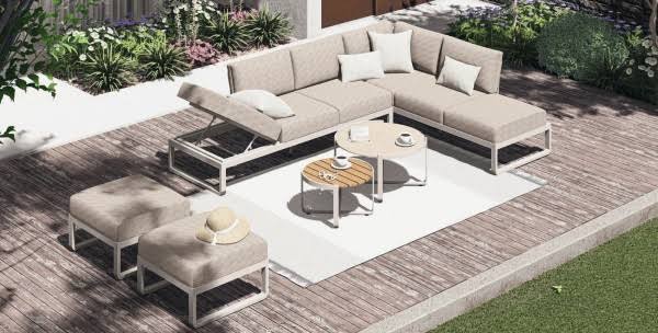 Outdoor-Lounge-Set auf Holzterrasse mit Gartenblick