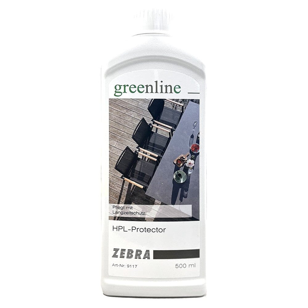 Greenline HPL-Protector Flasche mit Gartenmöbeln im Hintergrund