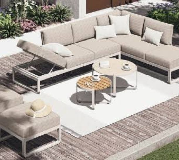 Outdoor-Lounge-Set auf Holzterrasse mit Gartenblick